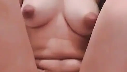 18 yaşındaki beyaz kız yumruğunu amının içine sokuyor