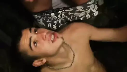 4 musluklar boşalmak ve işemek üzerinde bir genç yüz