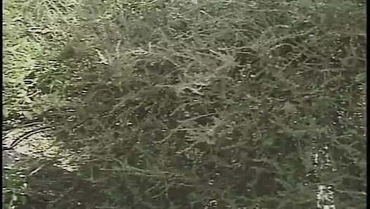 Dövmeli genç kız sahada büyük yaraklı bir adam tarafından götünü ve amını siktiriyor