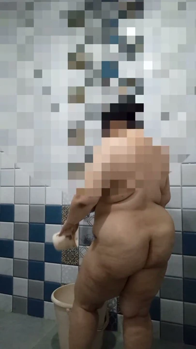Indisk buttet kæreste tager en selfie-video, mens hun bader til sin kæreste | Klip 3