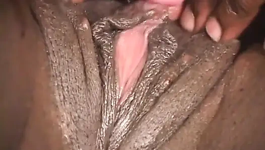 La modella nera tettona ben sposata ama essere scopata sdraiata da un lato