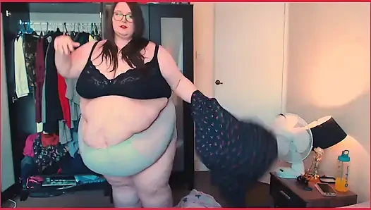 Ssbbw vücuda sığmayan kıyafetleri yırtıyor