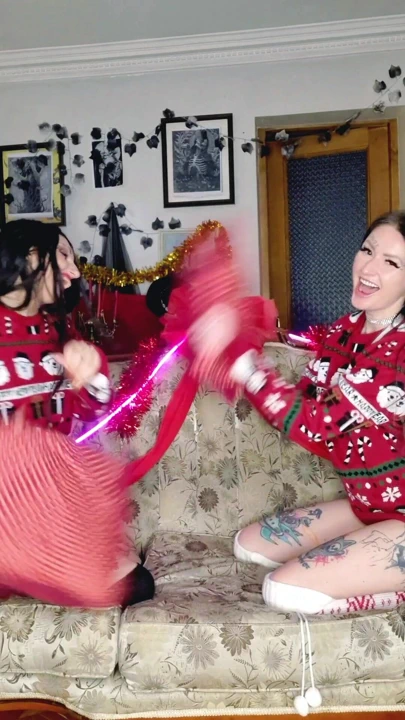 Yastık kavgası. Dominatrix Nika ve DarkspaceSolar