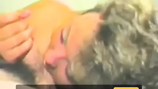 Değersiz bir sarışın yarak emiyor ve göt yalıyor
