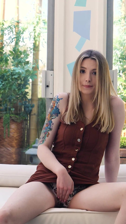 Dövmeli genç kız oyuncu seçme videosunda bunu yapmak için doğmuş!