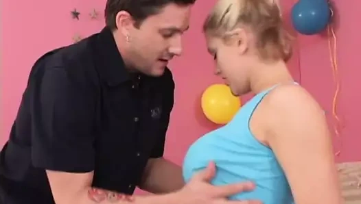 Güzel sarışın alır bir yüz yük sonra onu kedi alır delinmiş