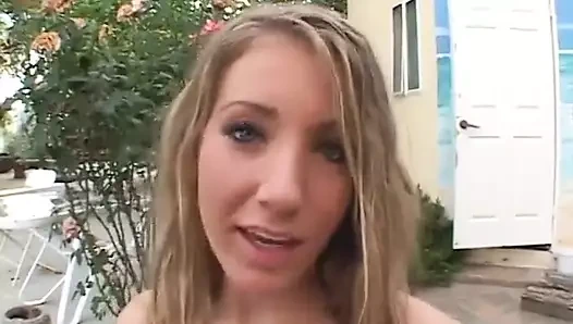 Dik memeli sevimli sarışın açık havada Fransız sanatındaki becerilerini gösteriyor