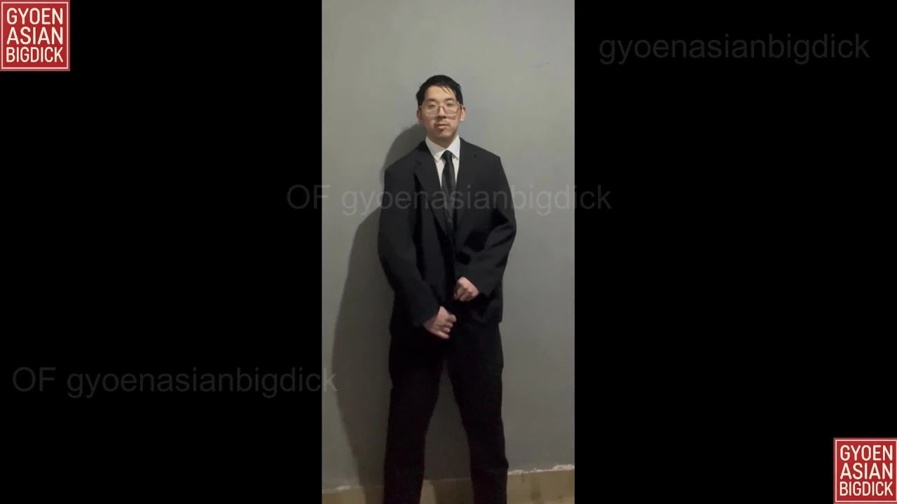 Asyalı adam ofiste sikini gösteriyor