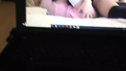 J'ejacule en me regardant baiser Lya