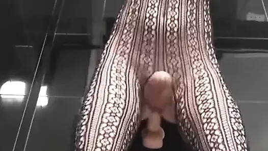 Kadın kılıklı dildoya biniyor