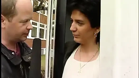 Kısa saçlı esmer açık havada röportajda