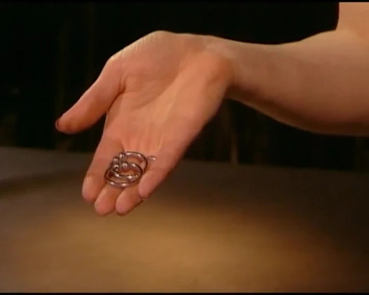 Edepsiz Alman orta yaşlı seksi kadın grup sekste dildolarla yumruklanıyor ve götten sikiliyor