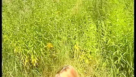 Blondes Ten 18 Jahre Outdoor mit der Karotte