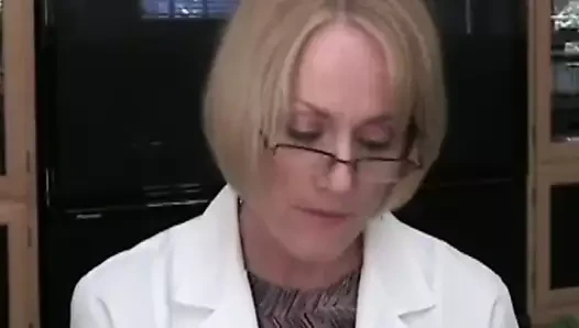 Azgın nine dikkatini çeker