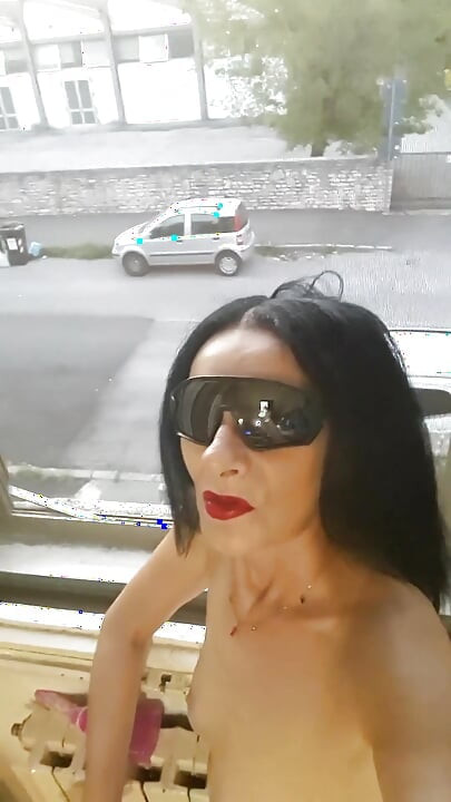 Pencerenin önünde çıplak lanet olası vajina