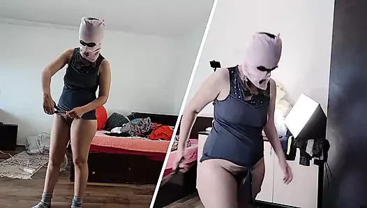 Kıllı amcıklı seksi evli kadın çıplak dans yapıyor. Kıllı esmer amcık, büyük memeler, büyük göt.