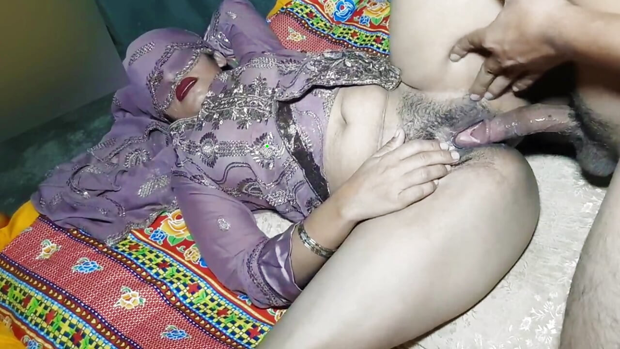 Hızlı amcık sikişi ve açık deliğe boşalma.Hintçe çok ıslak amcık yakın çekim