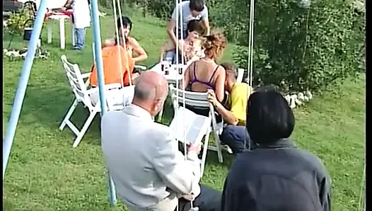 Alman bayanlar açık havada iki adamı memnun etmek için burada