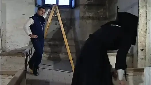 Manastırda siyah ve beyaz rahibe anal grup seks