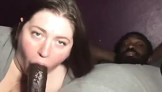 İri güzel kadın yalamanın tadını çıkarıyor ve biraz çikolata sürtüyor