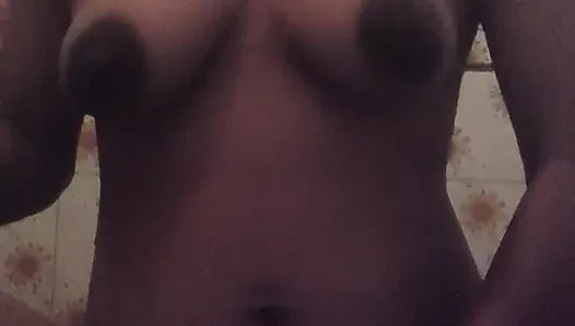 Hintli seksi yenge parmaklıyor ve işiyor