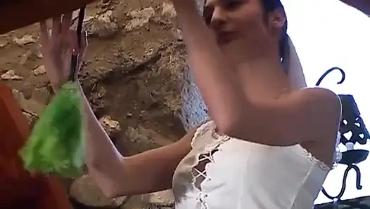 Возбужденная горничная соблазняет и трахается с большим жестким членом