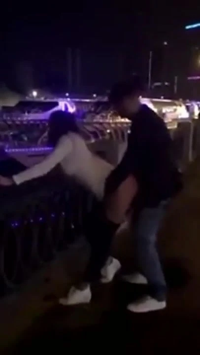 Moskova nehrinin kıyısında geceleri sikişmek