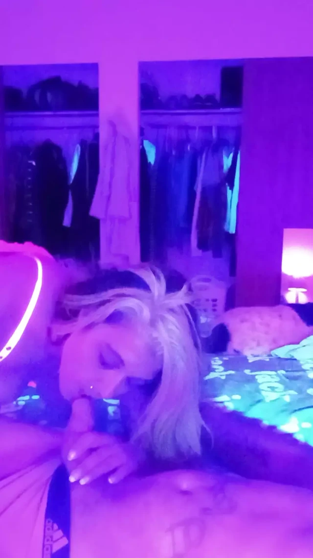 Seksi kız arkadaş yarak emiyor ve biniyor.