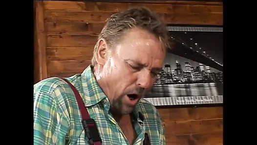 Azgın büyük memeli orta yaşlı seksi kadın domalarak sikiliyor ve büyük yarakla ağzına boşalıyor