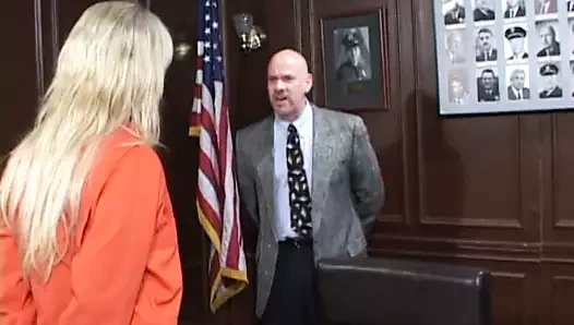 Memur işini halletmek için sürtük kölesini gırtlağına kadar sikiyor