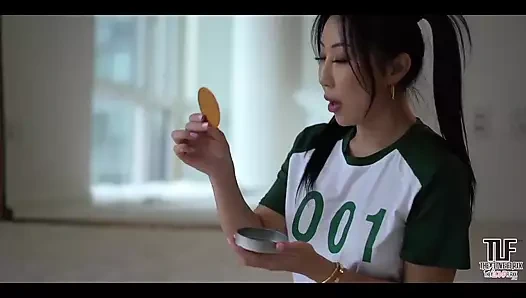 Çinli sürtük Nicole Doshi ile kalamar oyunları "honeycomb"