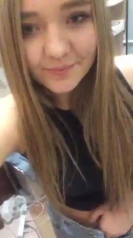 meme ucu piercinglerini sergiliyor