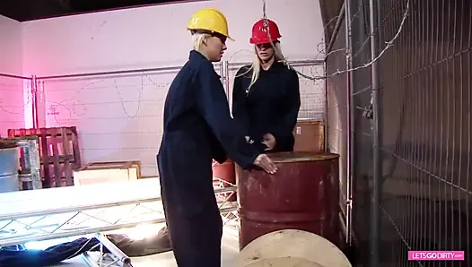 Seksi file çoraplı sarışın hatunlarla üçlü seks