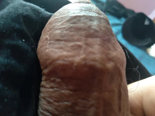 Kaslı adam sert yarağını sergilerken izlenmeyi seviyor