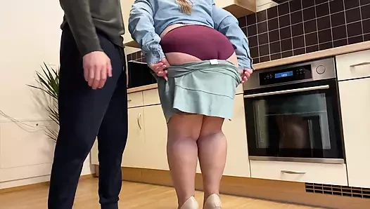 Seksi üvey annemle yaşamak gerçek bir meydan okuma