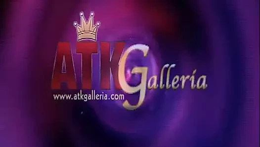 Alice ve samantha iki sıcak sarışınlar yalamak emmek ve sikme