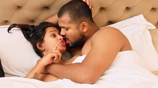 Hintli üniversite öğrencisi üniversiteden kaçtı ve erkek arkadaşıyla bir otelde seks yapıyor ve onu sikiyor, video viral oldu