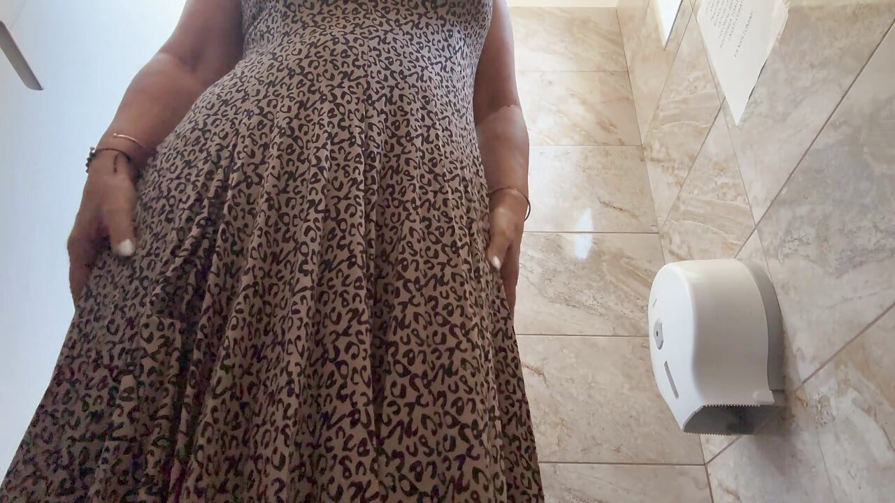 Azgın olgun orta yaşlı seksi kadın çok tahrik oluyor ve ofisteki umumi tuvalette amını ovuyor.
