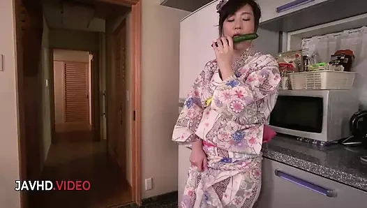 Ryouka Shinoda'nın vahşi Japon solo gösterisi hızla edepsizleşiyor