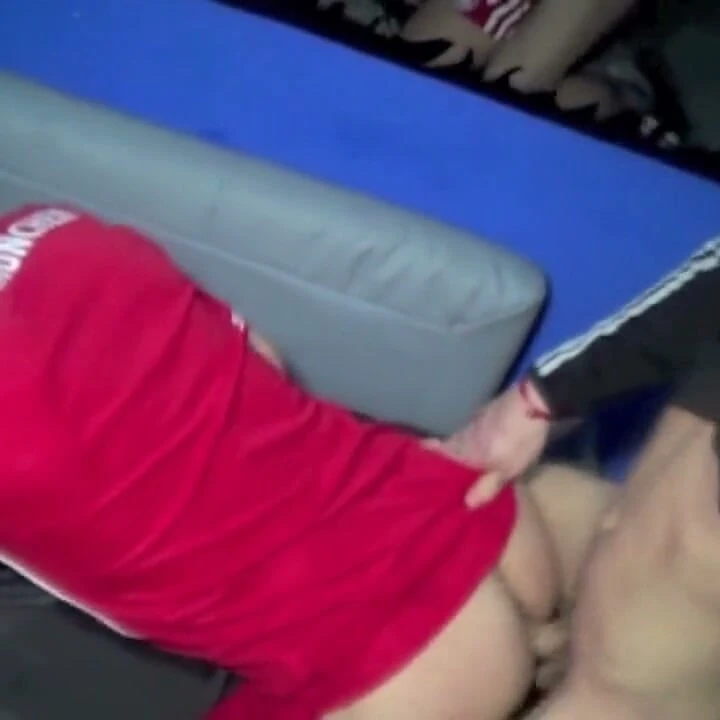 2 pullu delikanlı tarafından spor ayakkabı tesliminde aşırı fetiş