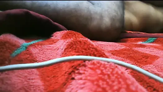 İri göğüslü banuu'nun götü sikiliyor ve yarakla zevk alıyor, götten ve amcıkla sikişiyor