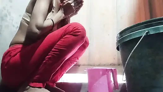 Hintli kadın kıllı siyah amcığını ve sıska götünü gösteren sevgilisi için banyo yapıyor.