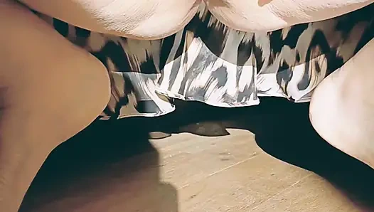 Azgın olgun çömeliyor, genişleyen amını açıyor ve parmaklıyor