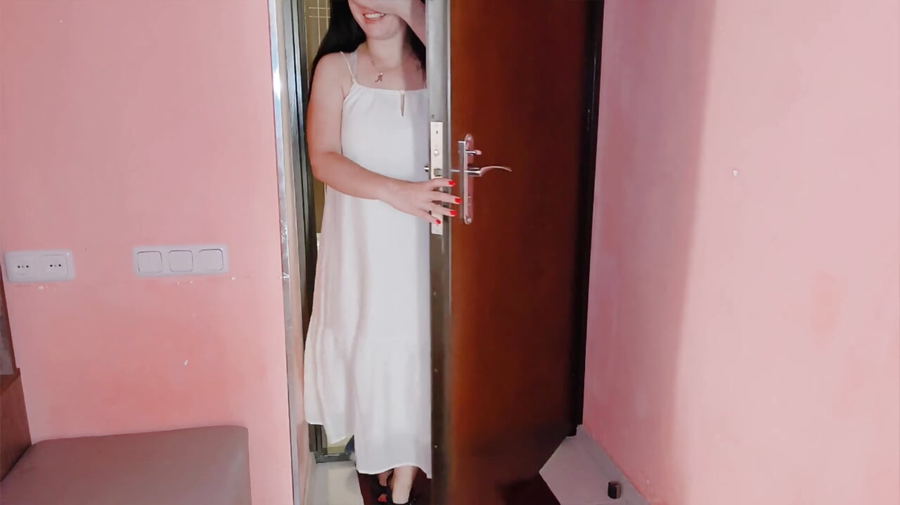 Kocası ateşli evli kadını yeni evde anal seksle şaşırtıyor