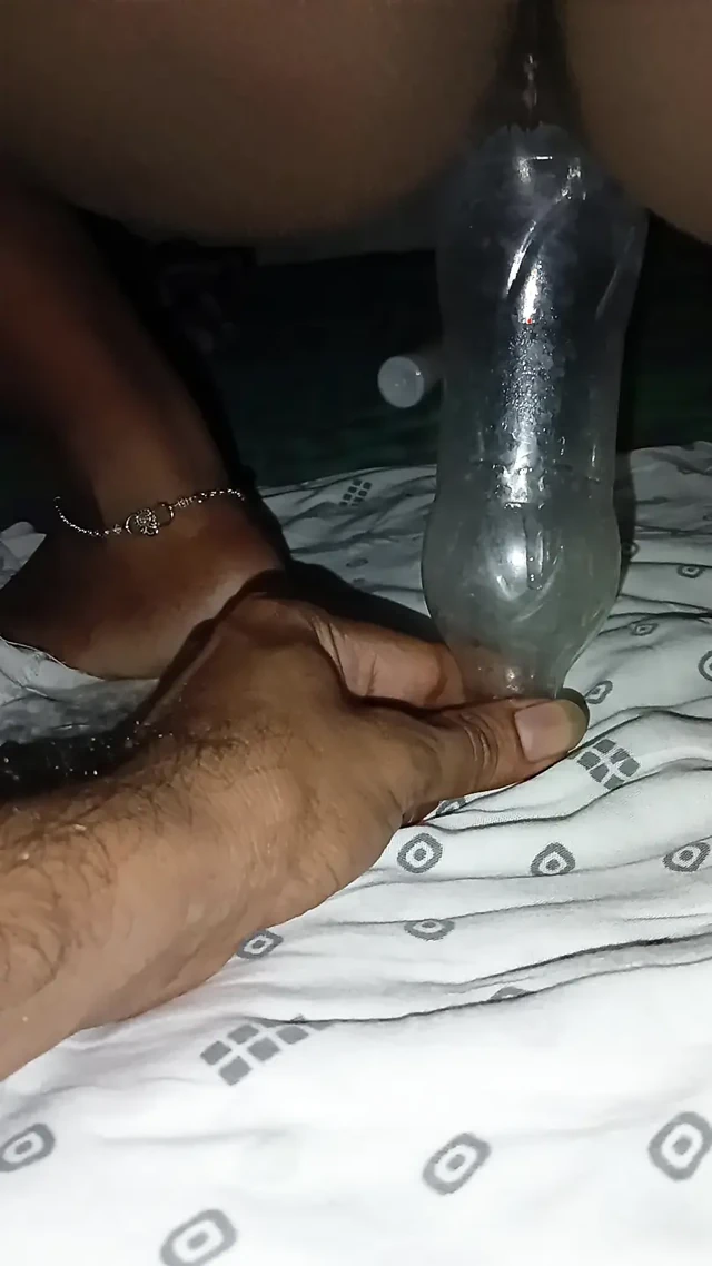 Hintli kadın şişeyi seviyor