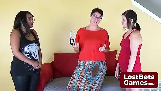 En iyi striptizli Yunan rulet kaybeden bacaklarını açıyor