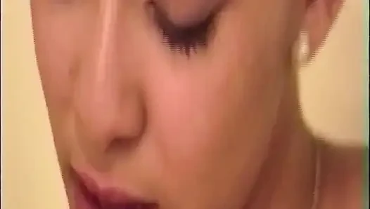 Esmer hatun kaburgalı dildosunu derinden kaydırıyor