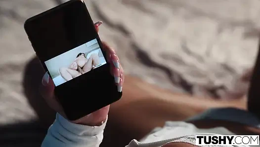 TUSHY Sexy MILF skilt Eva Angelina blir DPed av sine to hotte naboer