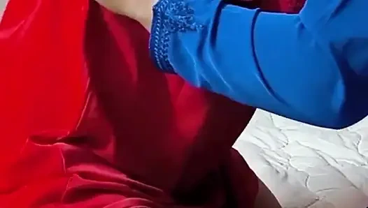 Arap lezbiyen genç kız ateşli orta yaşlı seksi kadın tarafından sikiliyor