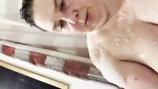 Banyoda göğüslerini yıkıyor